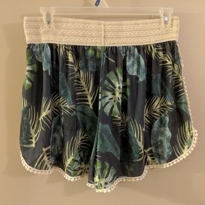 Plus size soft pom pom trim shorts